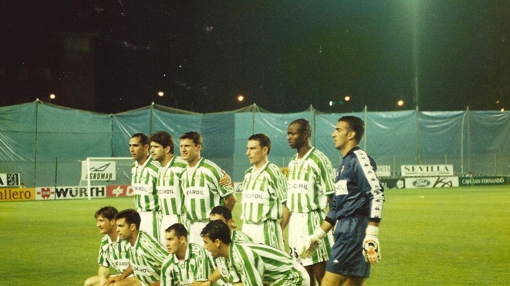 El once del Betis con la lona azul de fondo en Gol Norte.