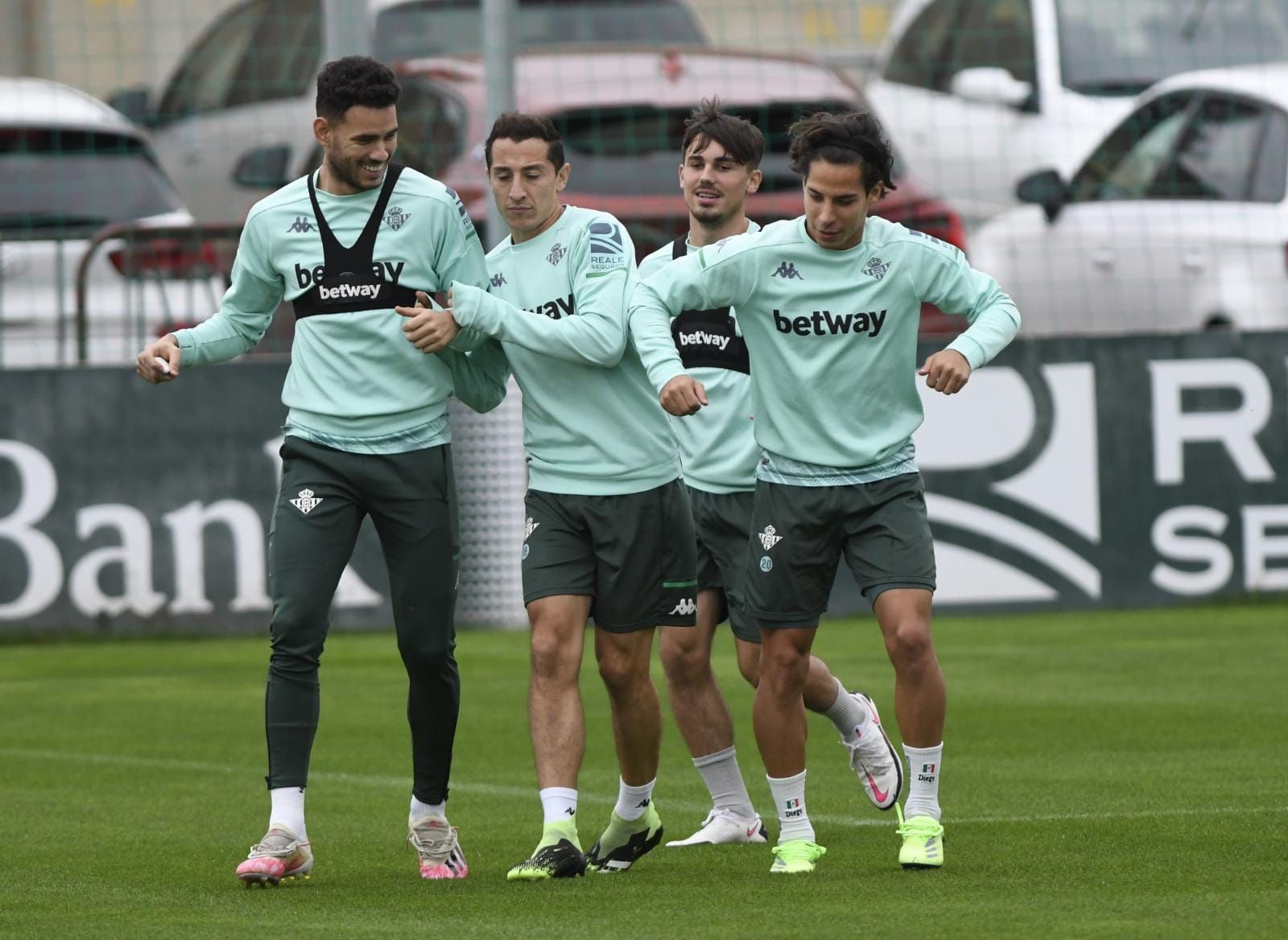 Lainez y Guardado en un entrenamiento del Real Betis