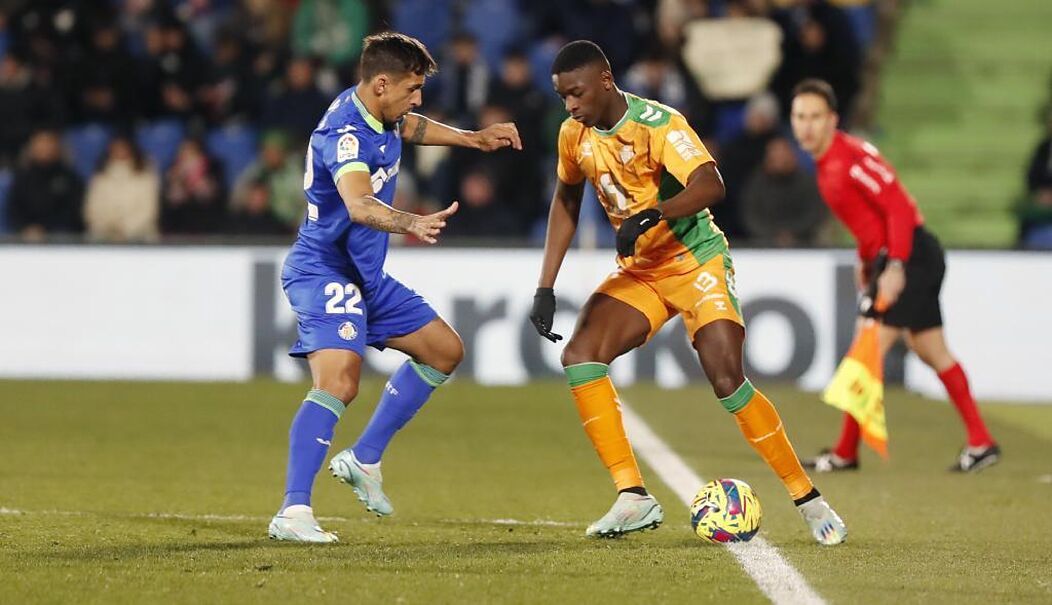 Luiz Henrique encara a Damián en el choque ante el Getafe.