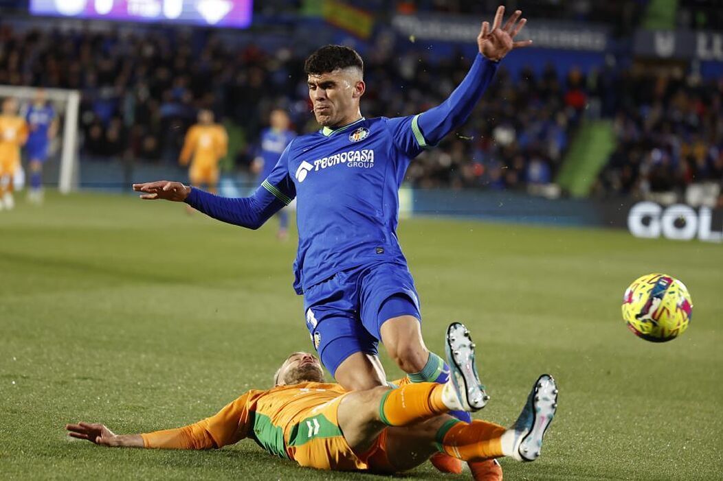 Pezzella despeja ante el exbético Alenya en el partido frente al Getafe.