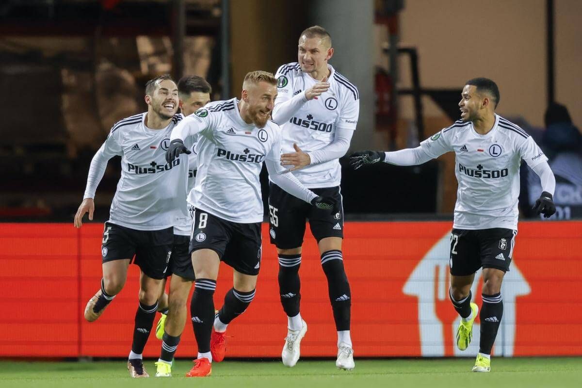  Imagen de los jugadores del Legia Varsovia (foto: EFE).