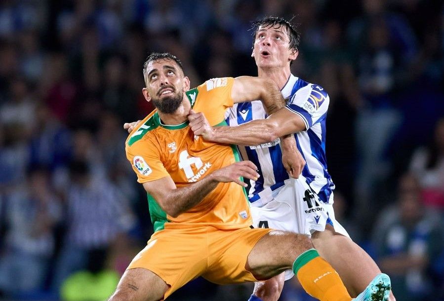 Robin Le Normand pugna con Borja Iglesias en el Real Sociedad-Betis del Reale Arena.