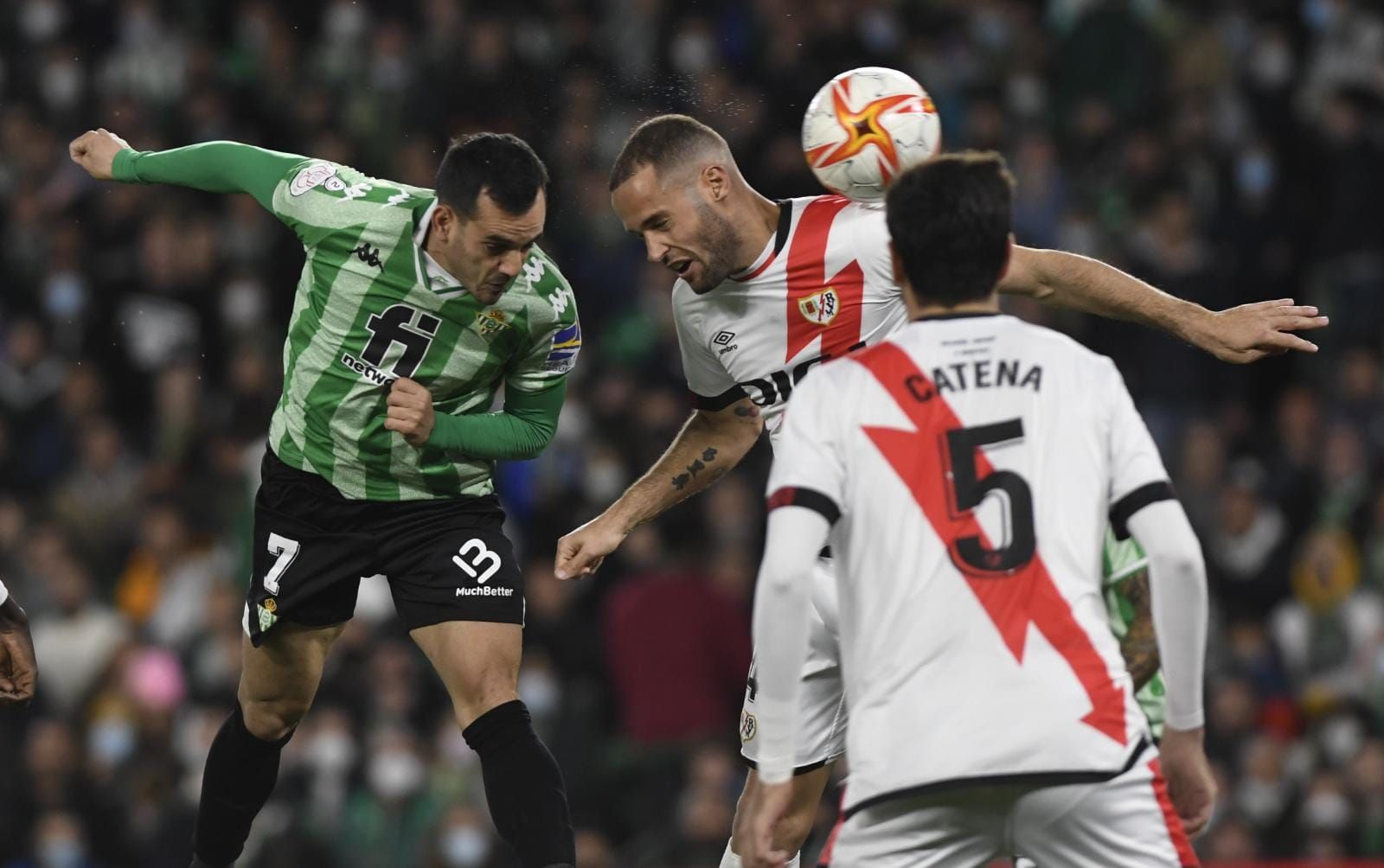  Juanmi cabecea ante Mario Suárez (foto: Kiko Hurtado).