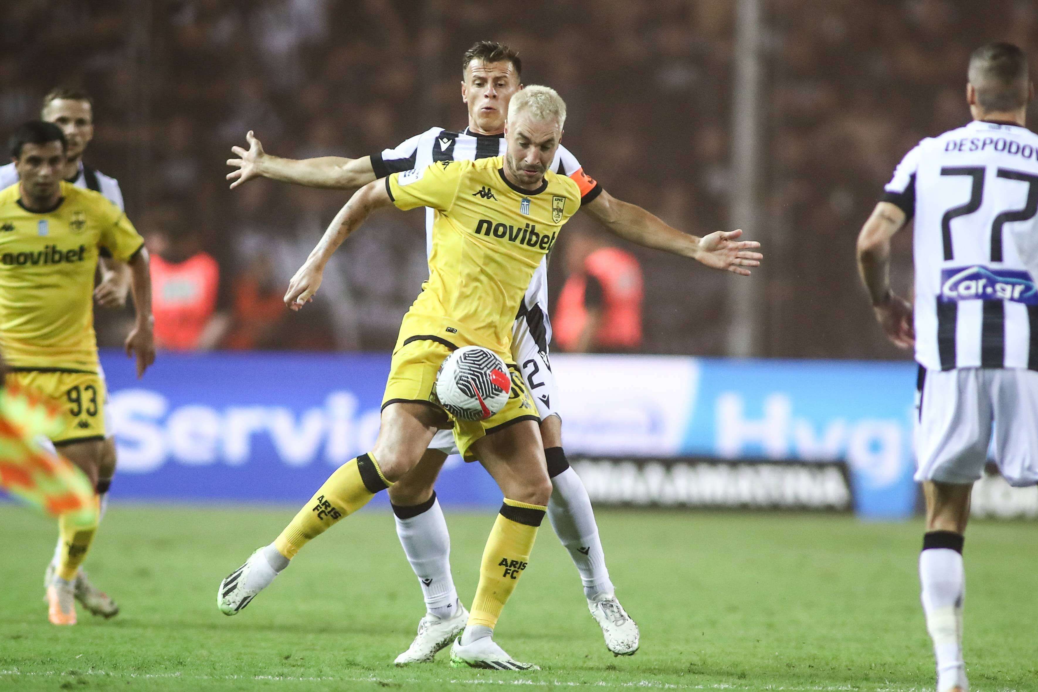  Loren Morón con la pelota en un partido con el Aris FC  (foto: Cordón Press).