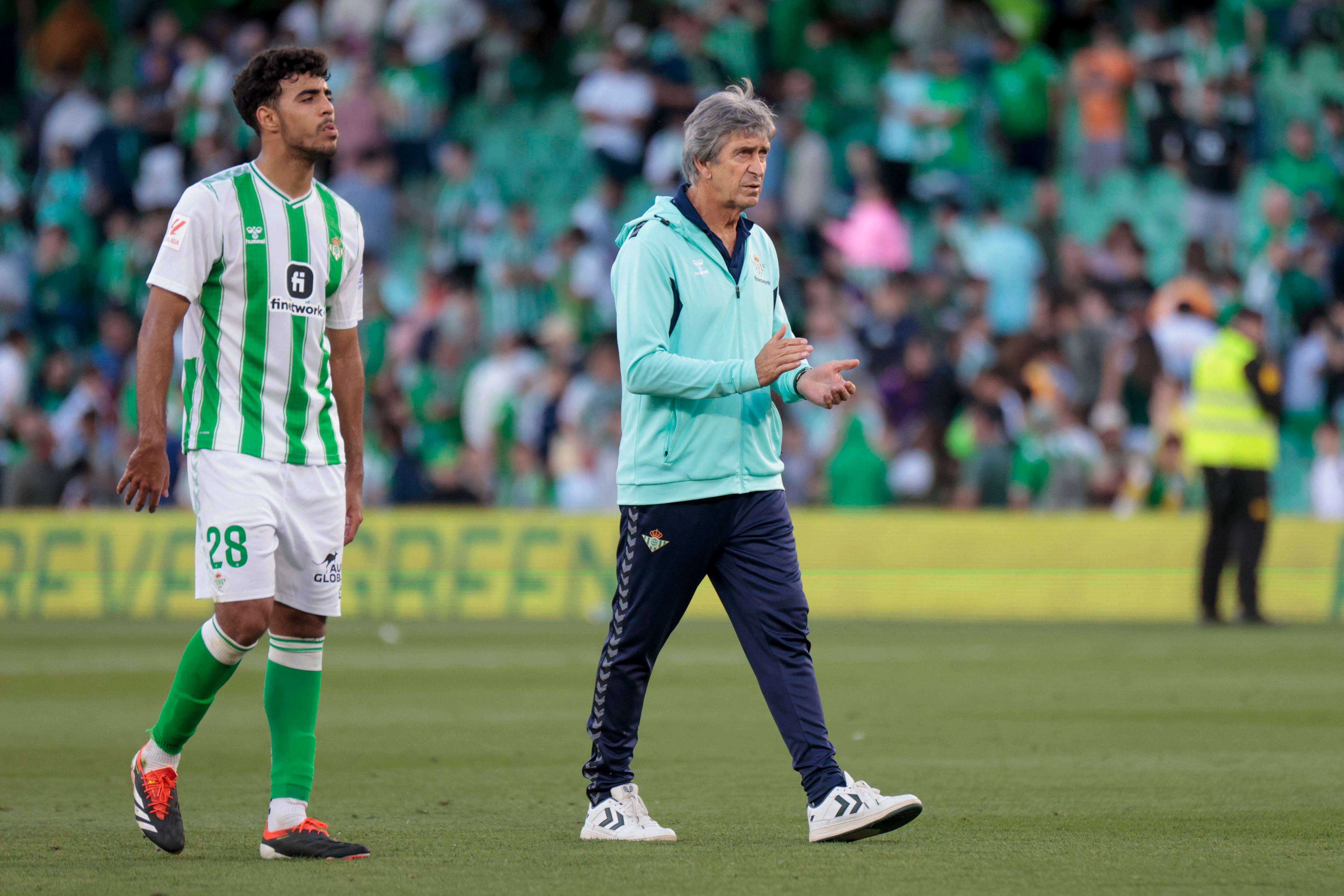 Chadi Riad, junto a Manuel Pellegrini tras el partido ante la Real Sociedad.