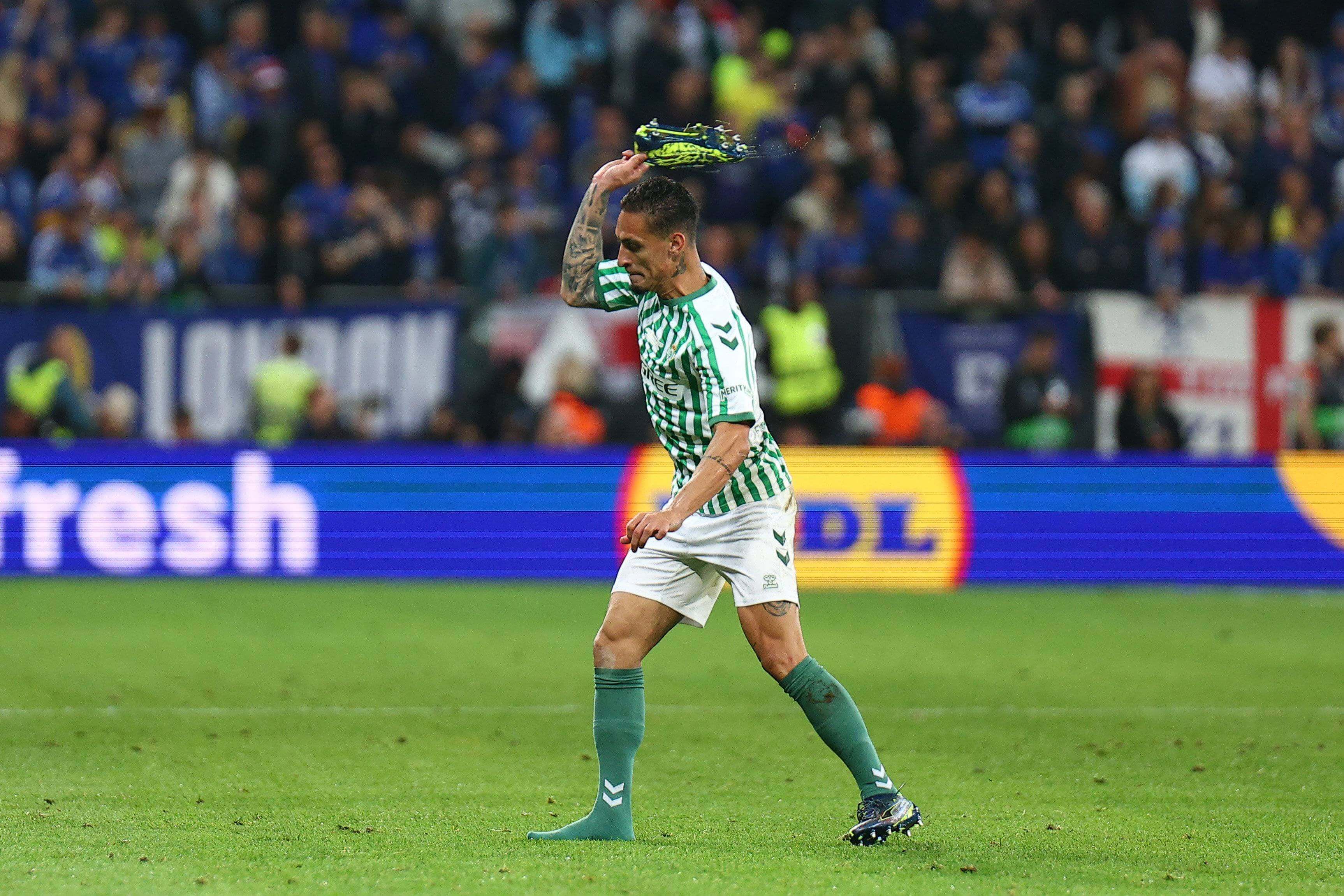  Antony se enfadó tras el pitido final y tiró las botas