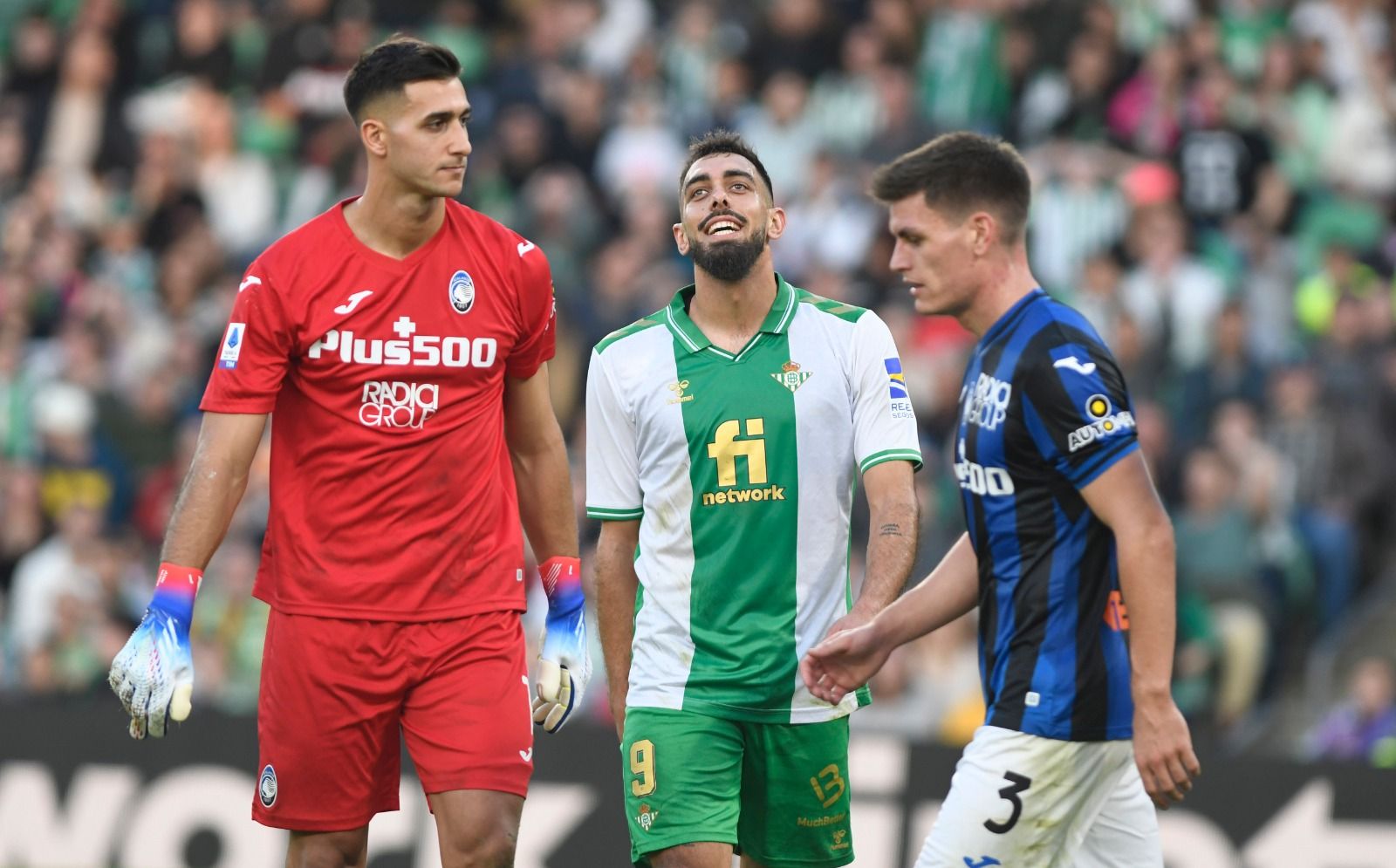  Borja Iglesias se lamenta de una ocasión fallada en el Betis - Atalanta