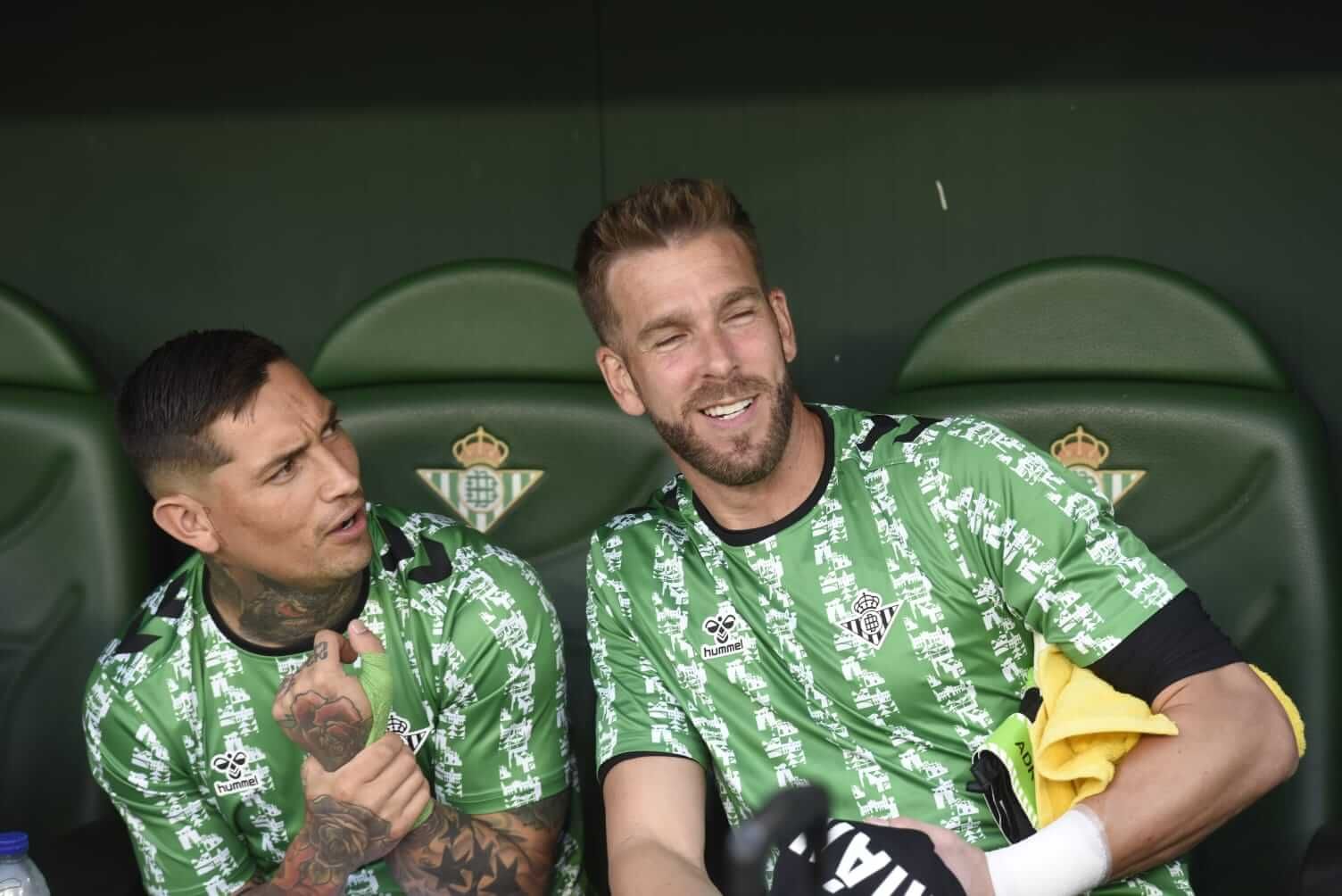 Adrián San Miguel, en el banquillo, junto al Chimy Ávila.