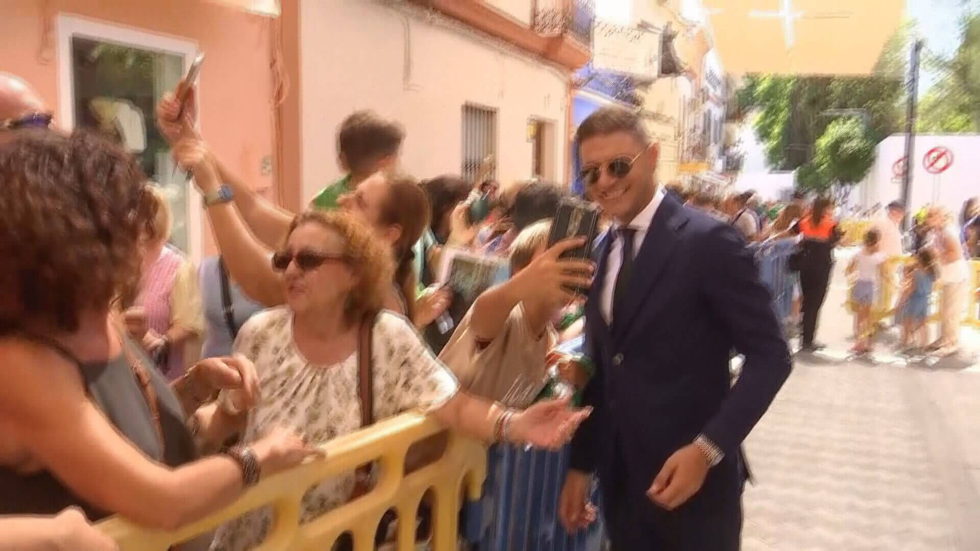 Joaquín Sánchez atendiendo a todos los aficionados