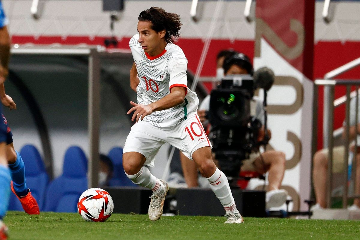  Diego Lainez, jugando con México en los Juegos Olímpicos de Tokio.