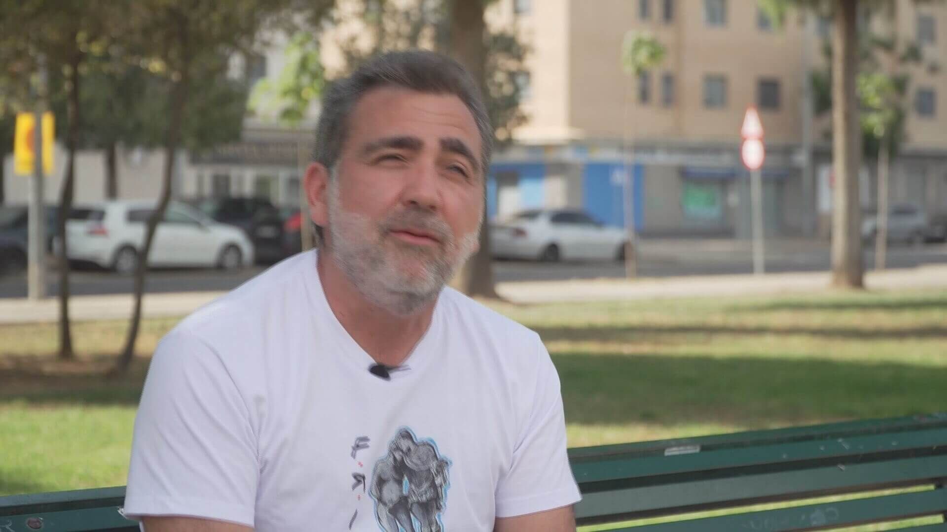  Juanlu, cantautor, atiende a ElDesmarque