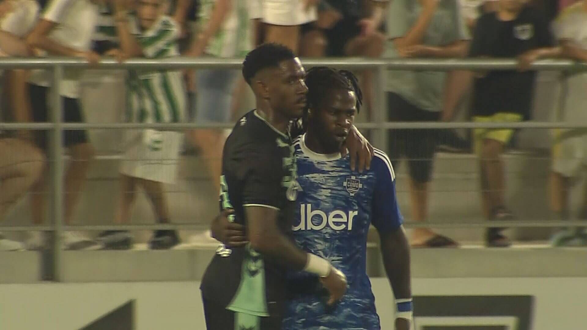  Reconciliación de Junior y Jayden tras el conato de pelea.