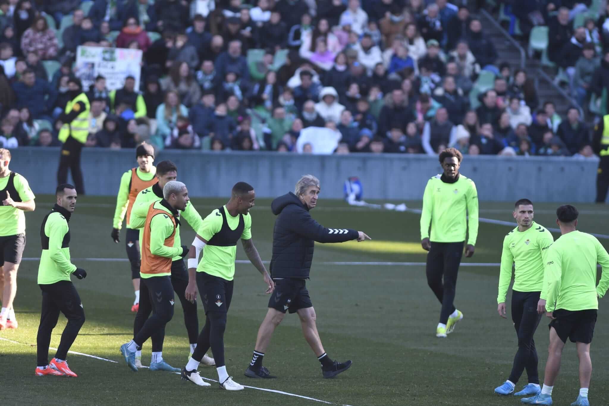  Manuel Pellegrini señala una acción en el entrenamiento del Betis.