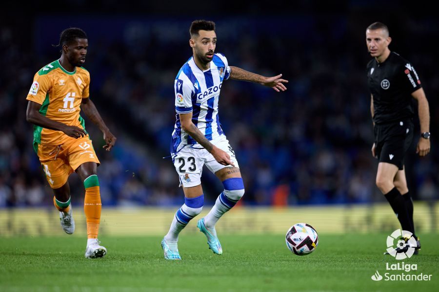  Brais Méndez evade a William Carvalho en el Real Sociedad-Betis del Reale Arena.