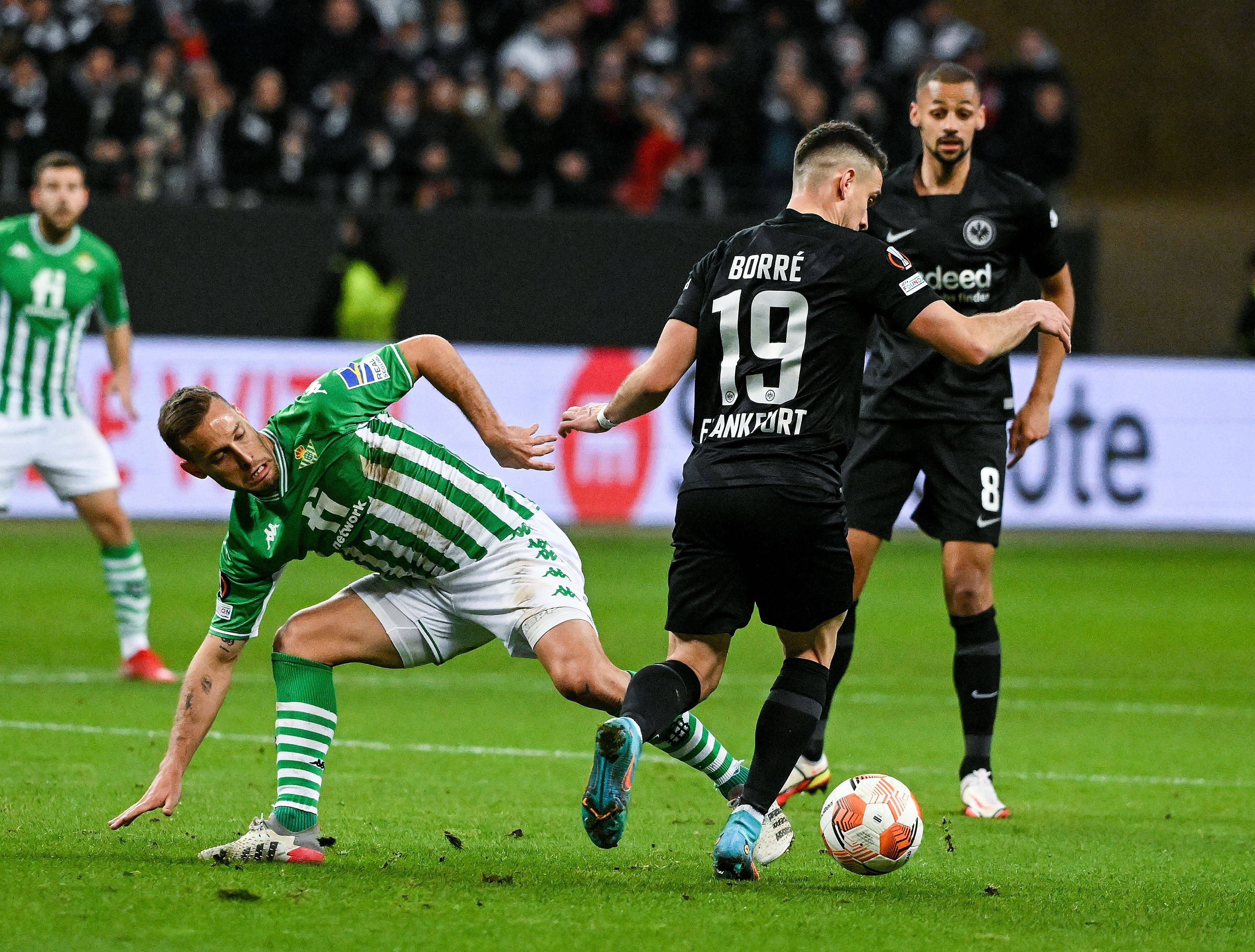  Sergio Canales pelea una pelota (foto: Cordón Press).