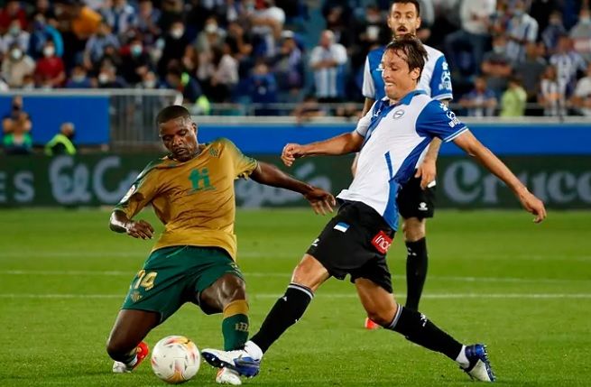  William Carvalho pugna con Pina.