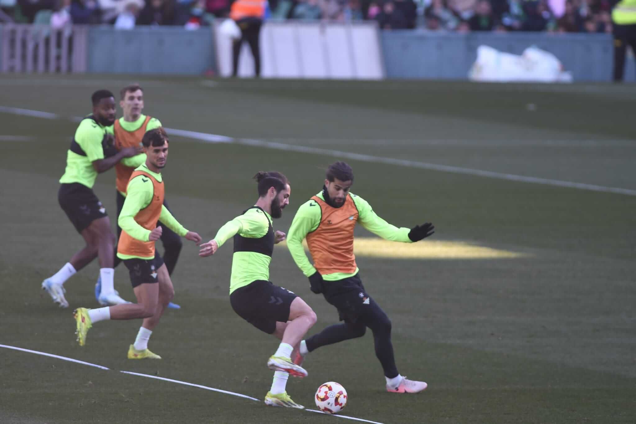 Isco Alarcón encara a Ricardo Rodríguez en el entrenamiento del Betis.