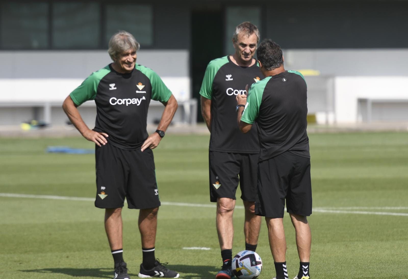  Manuel Pellegrini con Rubén Cousillas y Alexis Trujillo (foto: Kiko Hurtado).