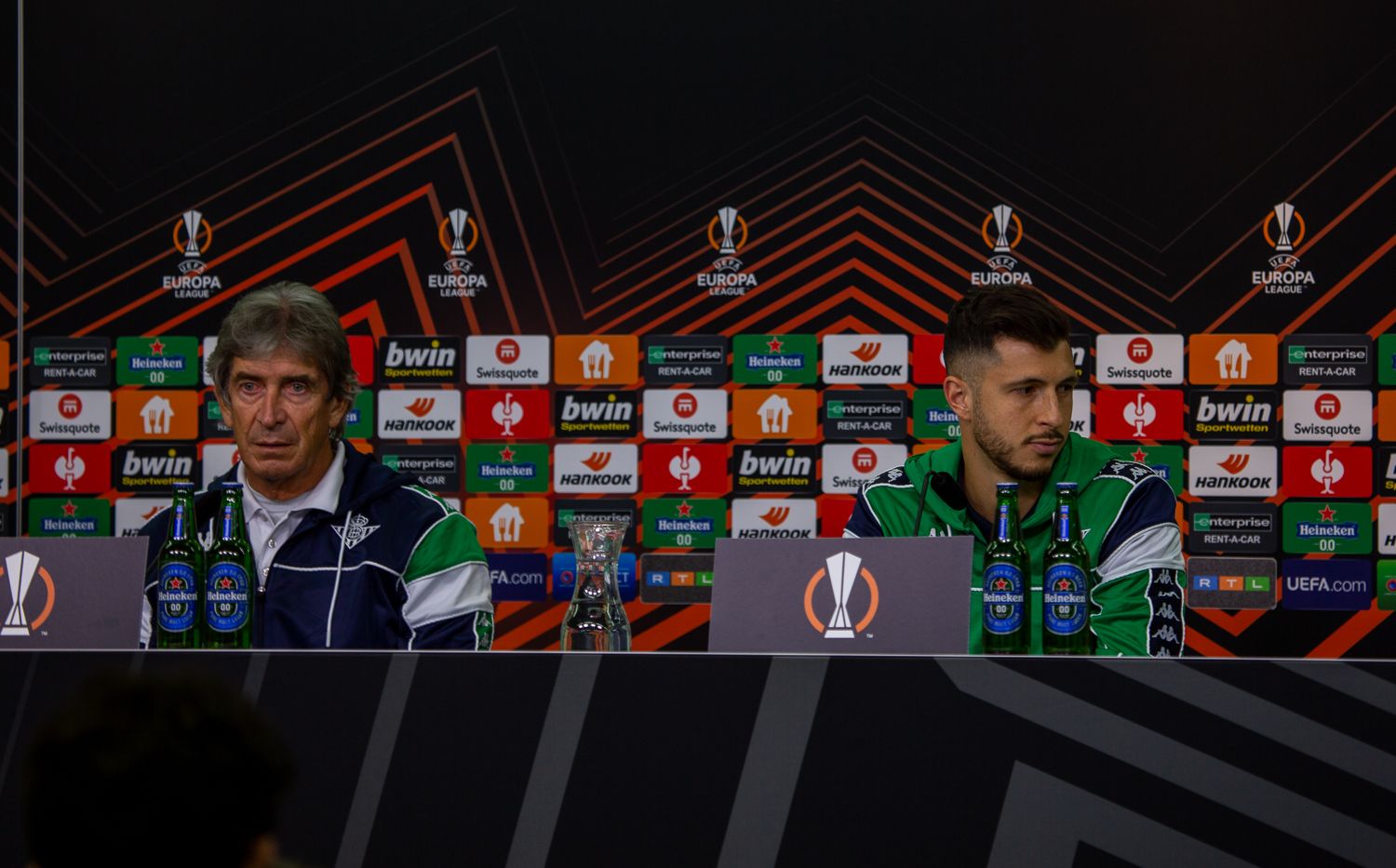  Manuel Pellegrini y Guido Rodríguez, en la sala de prensa del BayArena.