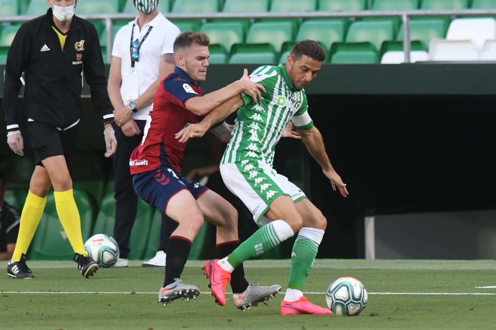  Joaquín Sánchez protege la pelota ante Lato (foto: Kiko Hurtado).