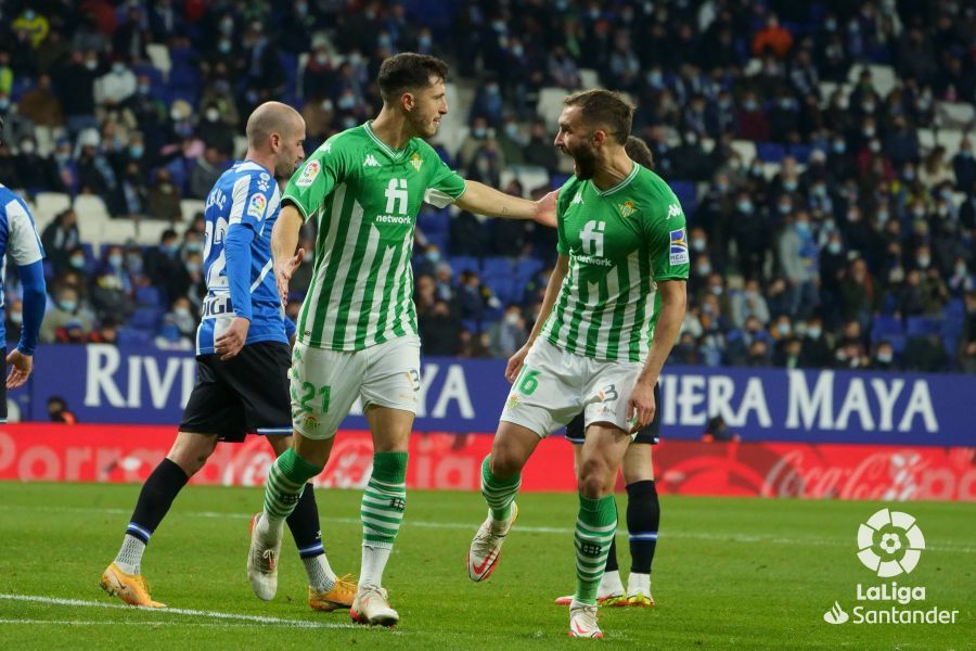 Guido Rodríguez celebra su tanto junto a su compatriota Pezzella.
