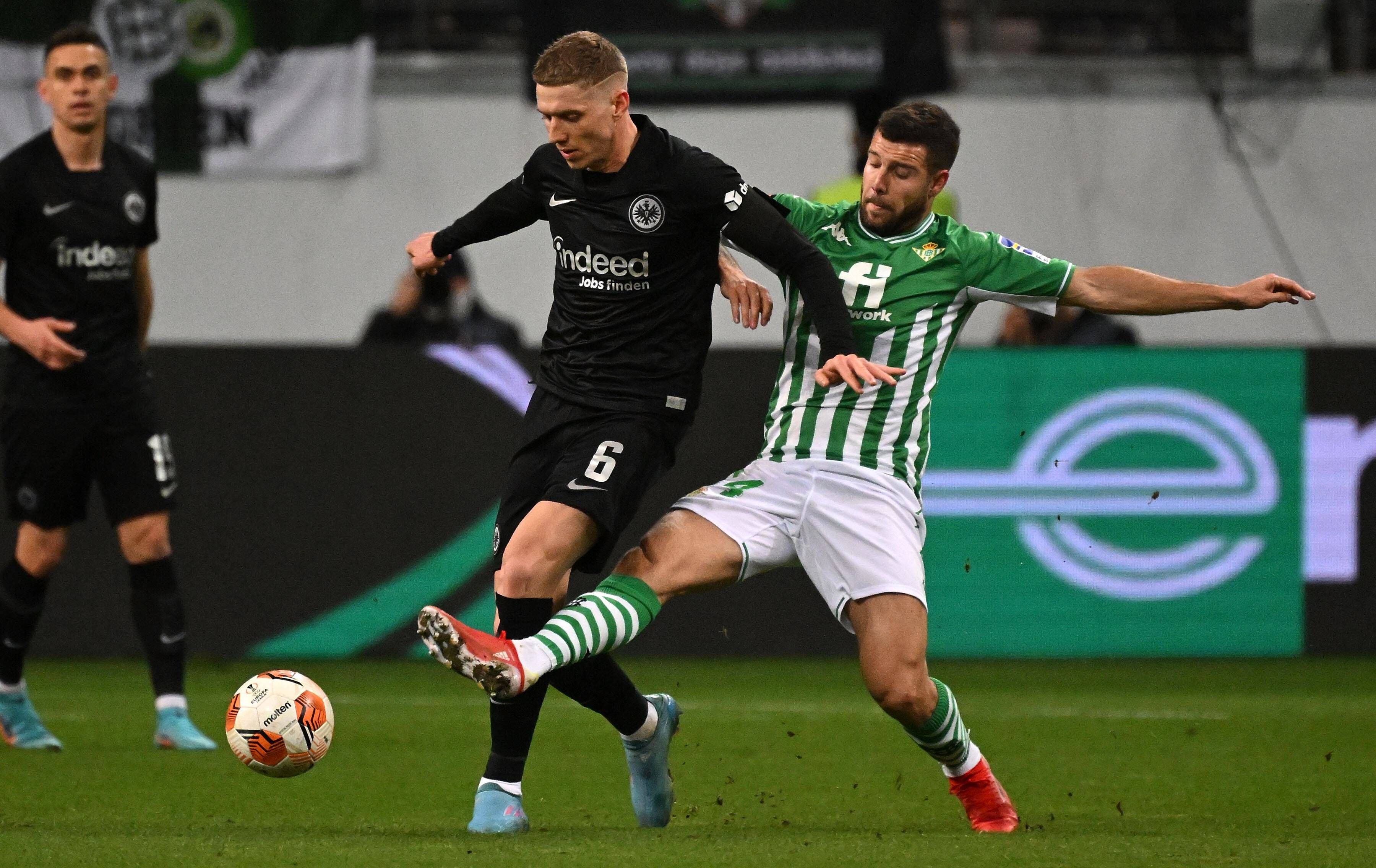  Aitor Ruibal pelea la pelota (foto: Cordón Press).