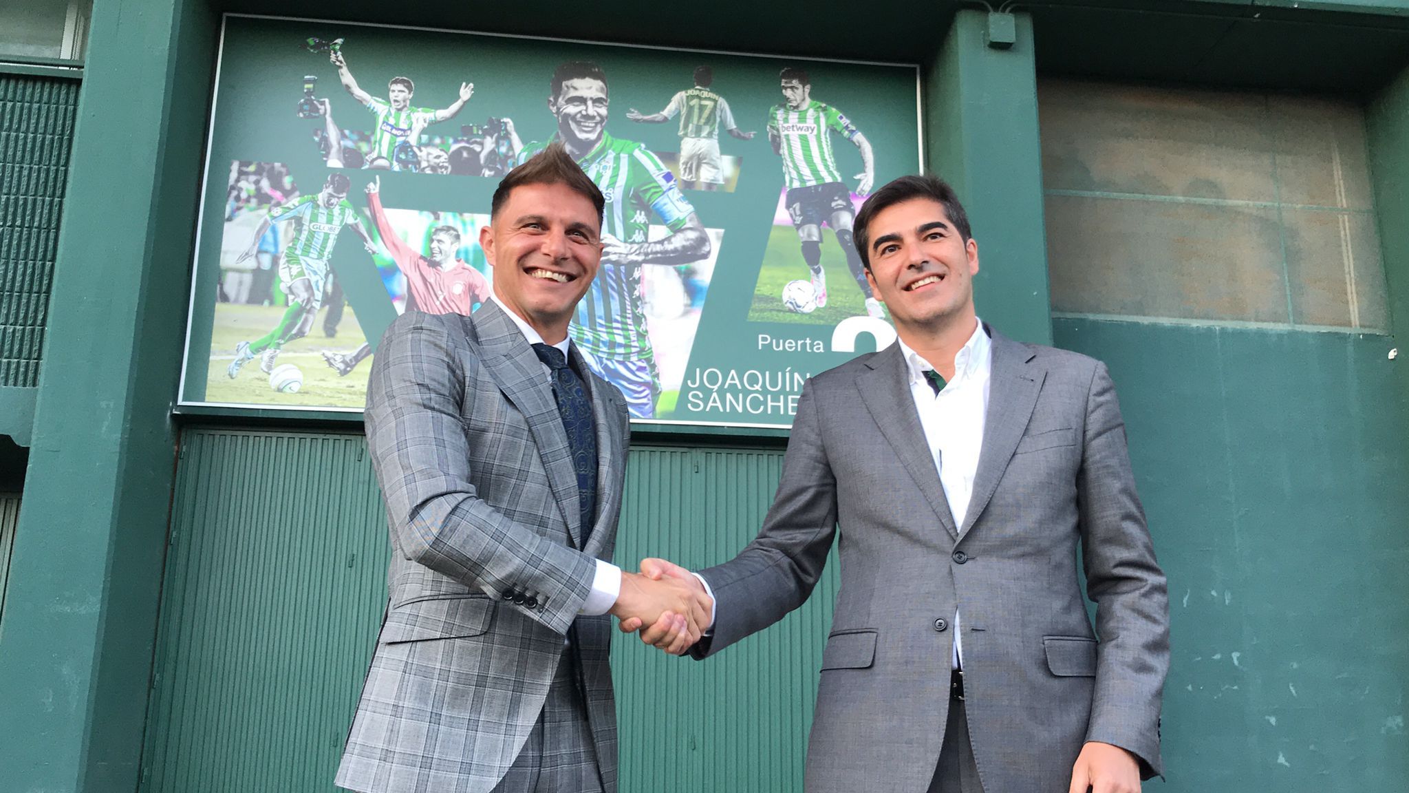  Joaquín, con Ángel Haro, en la inauguración de su puerta en el estadio Benito Villamarín.