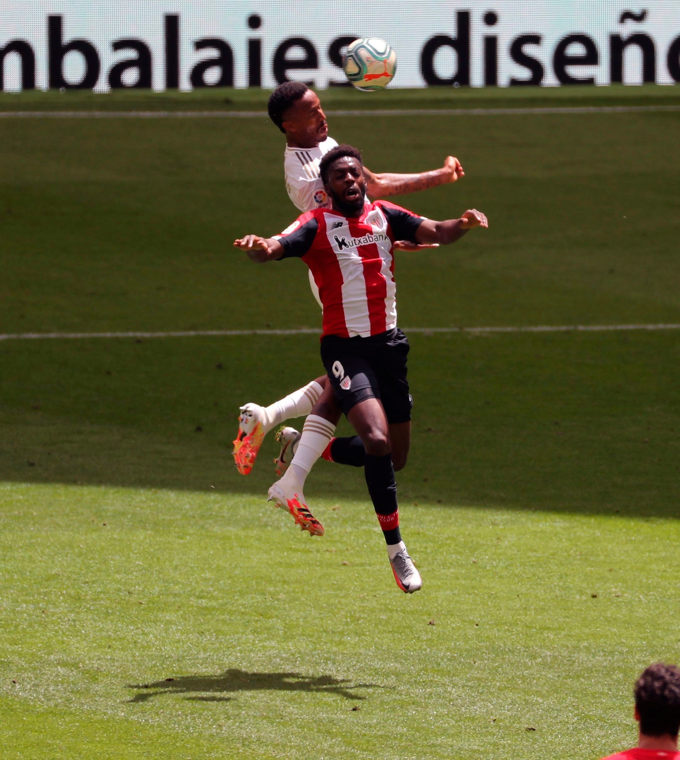  Militao, ante Williams en el Athletic-Real Madrid.