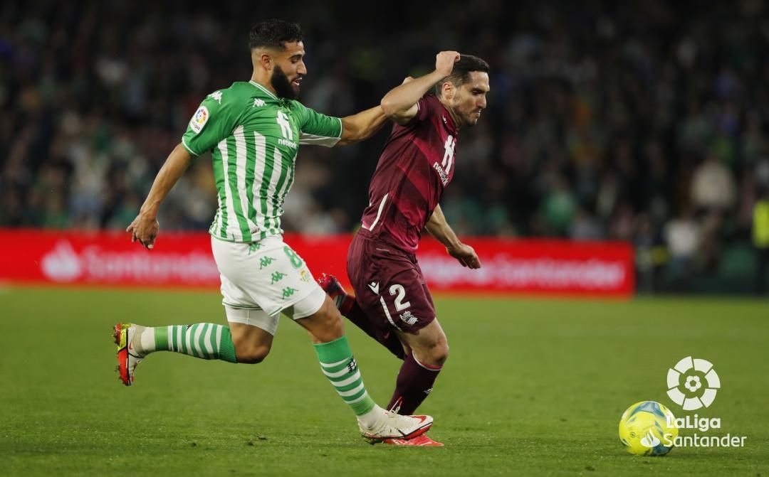  Zaldua, ante Fekir durante el Real Betis-Real Sociedad en el Benito Villamarín.