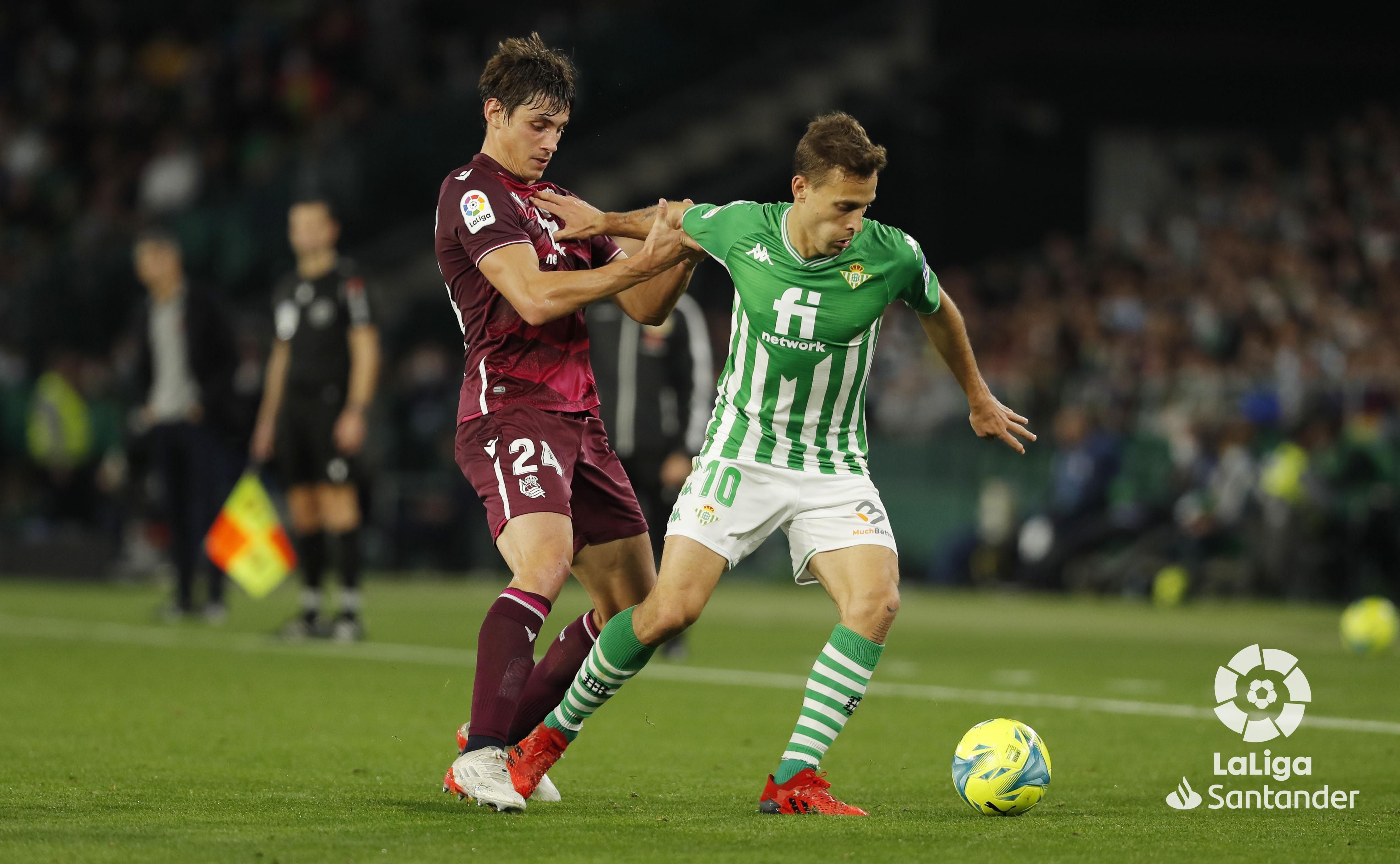  Le Normand pugna con Canales durante el Real Betis-Real Sociedad en el Benito Villamarín (Foto: La