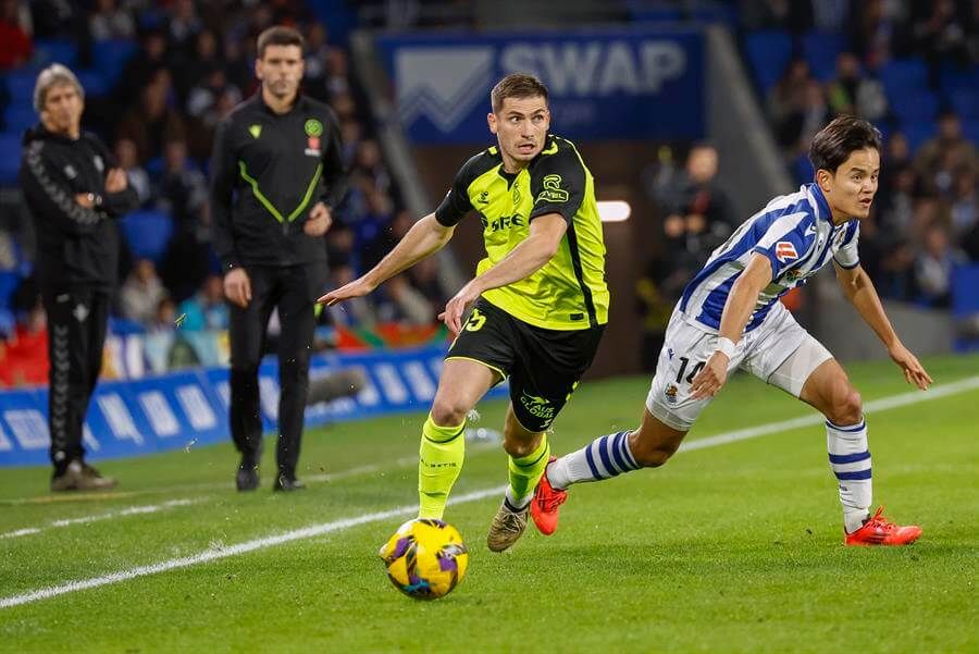  Romain Perraud con la pelota (foto: Cordón Press).