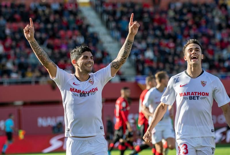  Éver Banega celebra con Reguilón el 0-2 del Sevilla FC ante el Mallorca.
