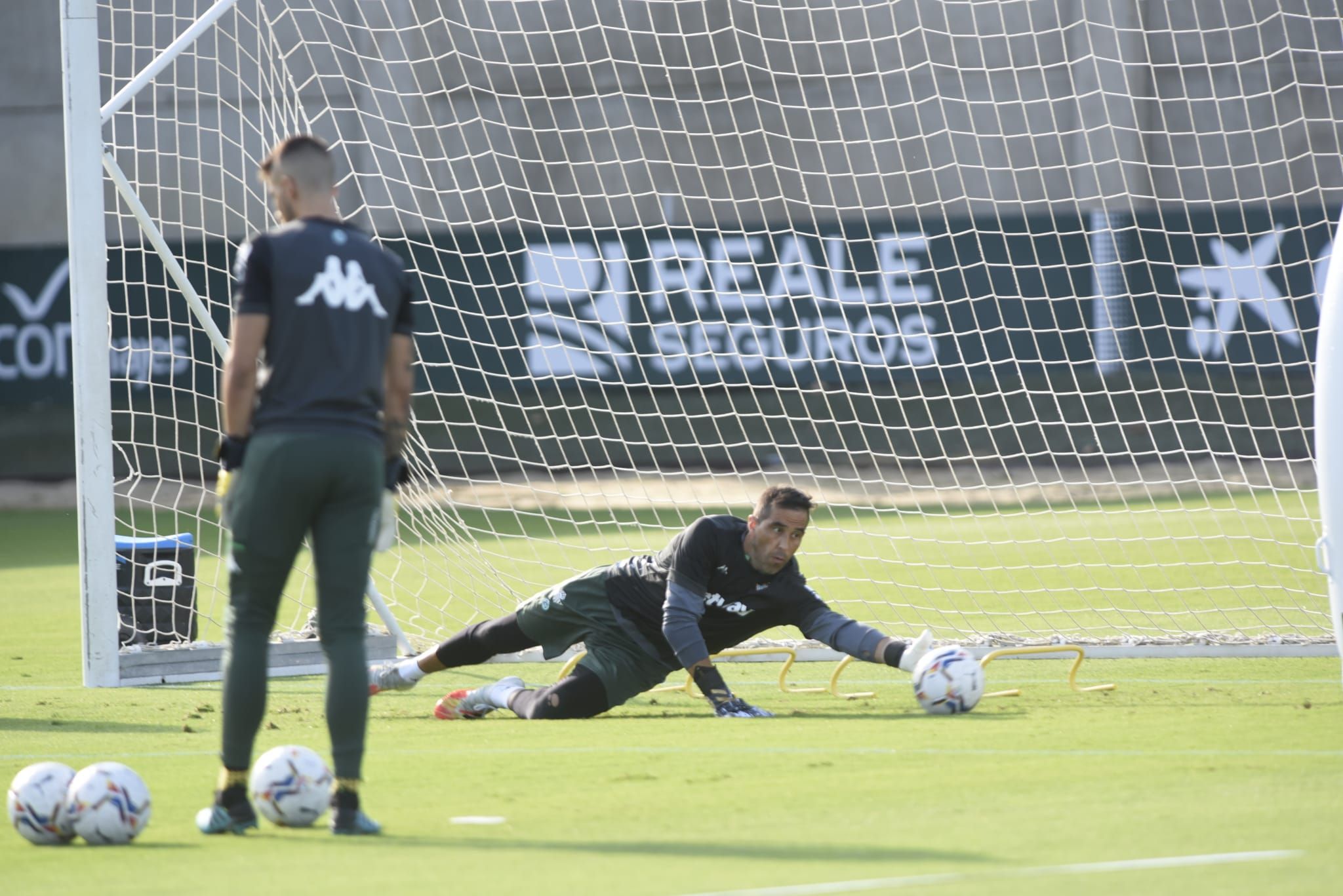  Claudio Bravo, en un entrenamiento con el Betis.