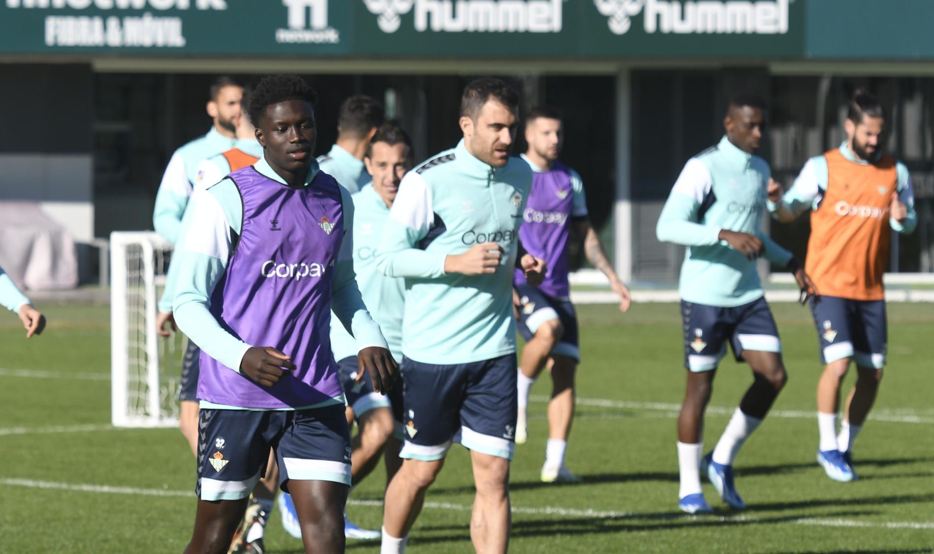  Nobel Mendy y Sokratis Papastathopoulos (foto: Kiko Hurtado).