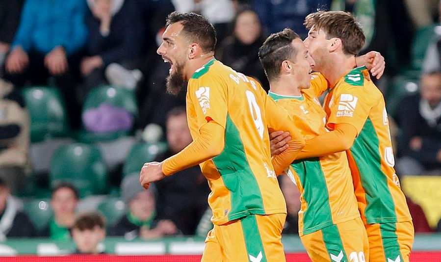  Borja Iglesias, Guardado y Miranda, en plena explosión de alegría tras un gol.
