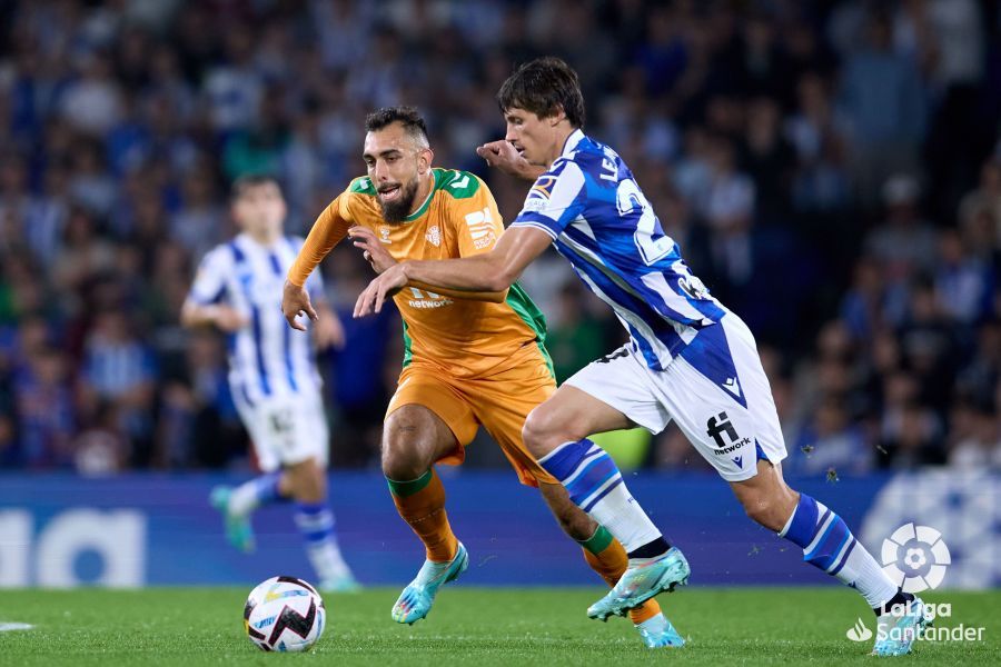  Le Normand pugna con Borja Iglesias en el Real Sociedad-Betis del Reale Arena.