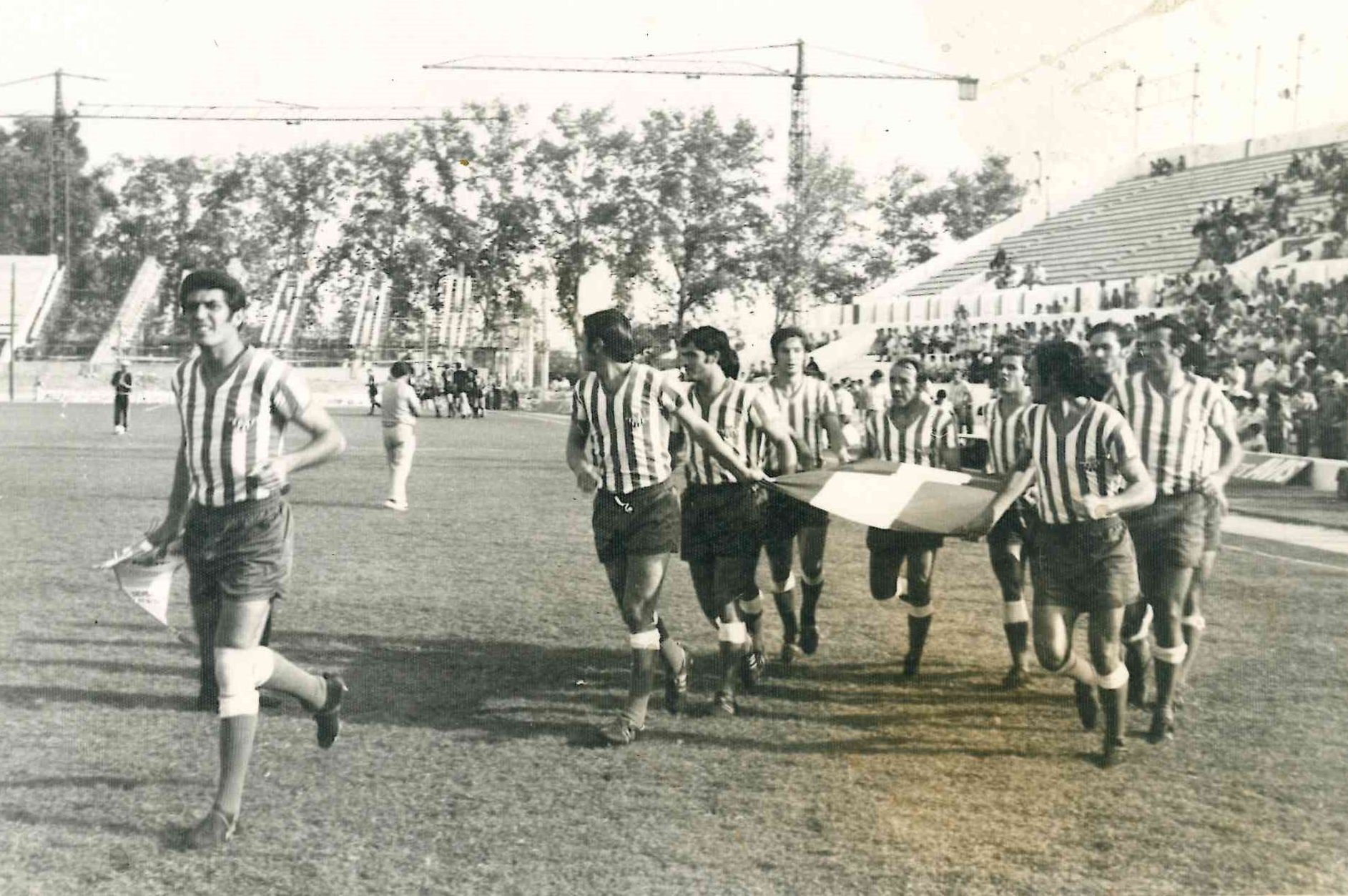 El Betis sale al campo con las obras de Gol Sur al fondo.