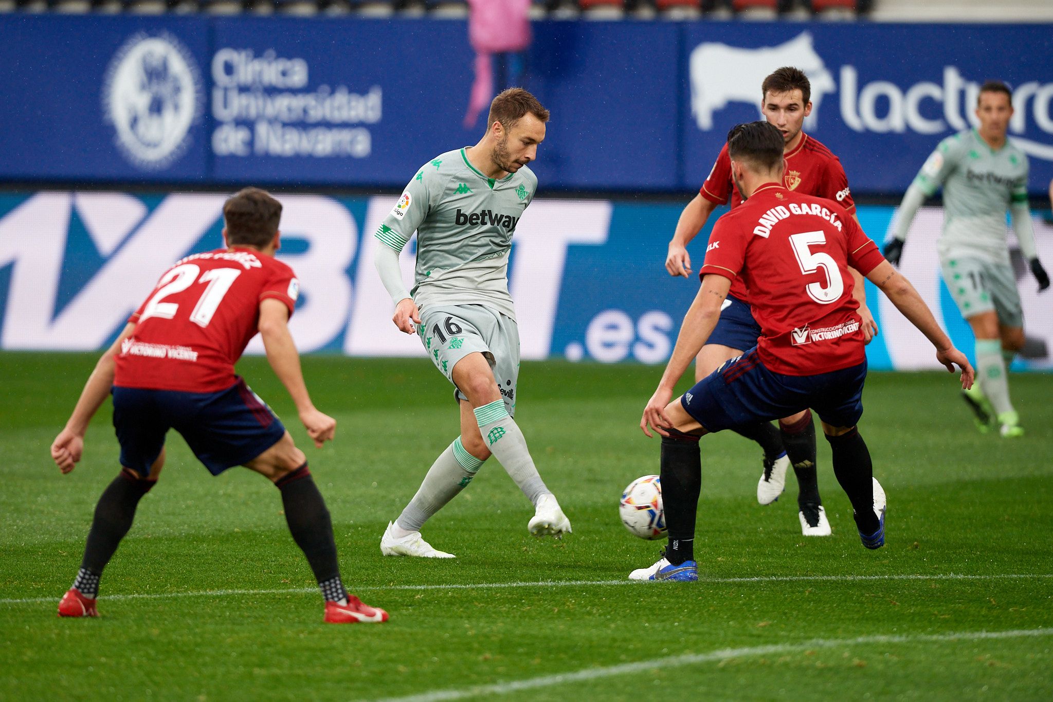  Loren en una acción del partido.