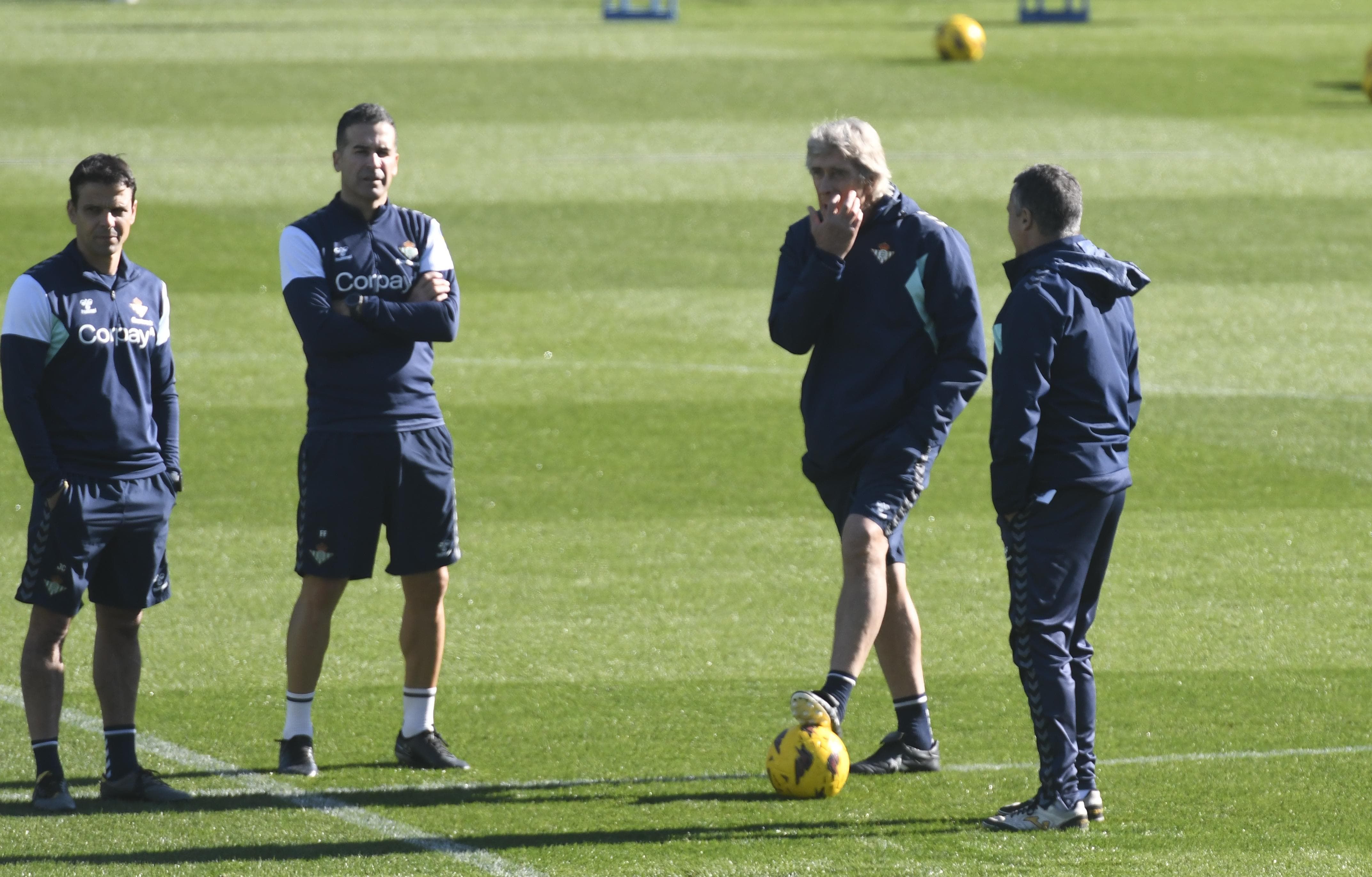  Manuel Pellegrini durante el último entrenamiento del Betis (foto: Kiko Hurtado).