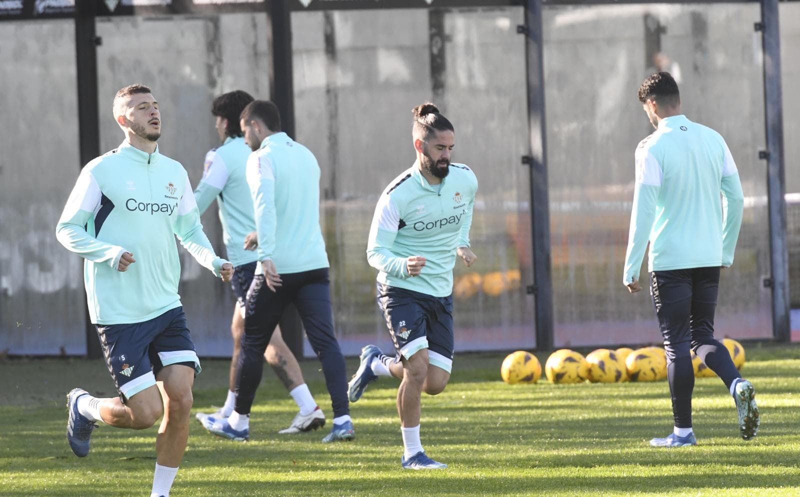  Guido Rodríguez e Isco Alarcón (foto: Kiko Hurtado).