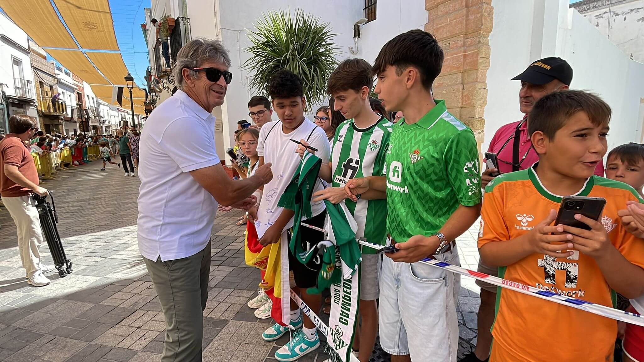  Manuel Pellegrini en las calles de Tomares (foto: Kiko Hurtado).