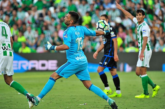  Antonio Adán, portero del Betis, jugando un partido con el equipo en la temporada 2017/2018.