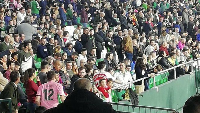 Aficionado del Sevilla FC con la camiseta de Diego Carlos en el Benito Villamarín.