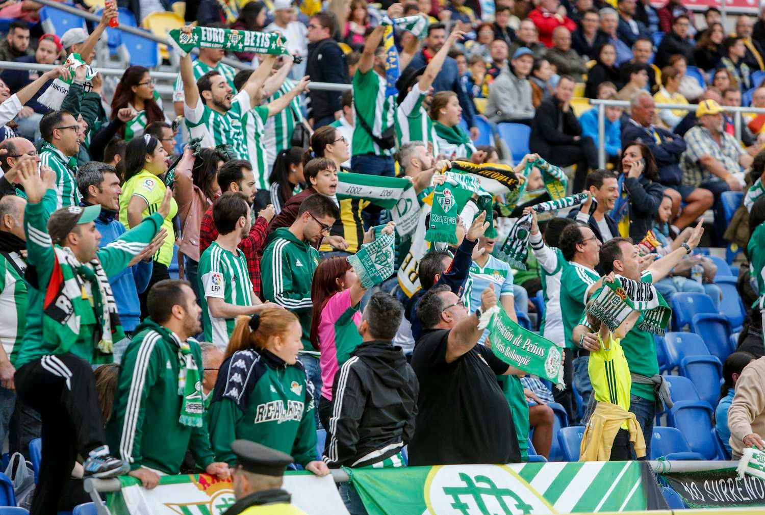 Aficionados del Betis animando a su equipo (Cordon Press)