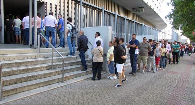  Aficionados del Betis hacen cola en el estadio Benito Villamarín para los abonos.