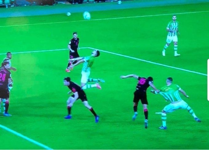  Agarrón de Guevara a Guido Rodríguez en el Betis - Real Sociedad.