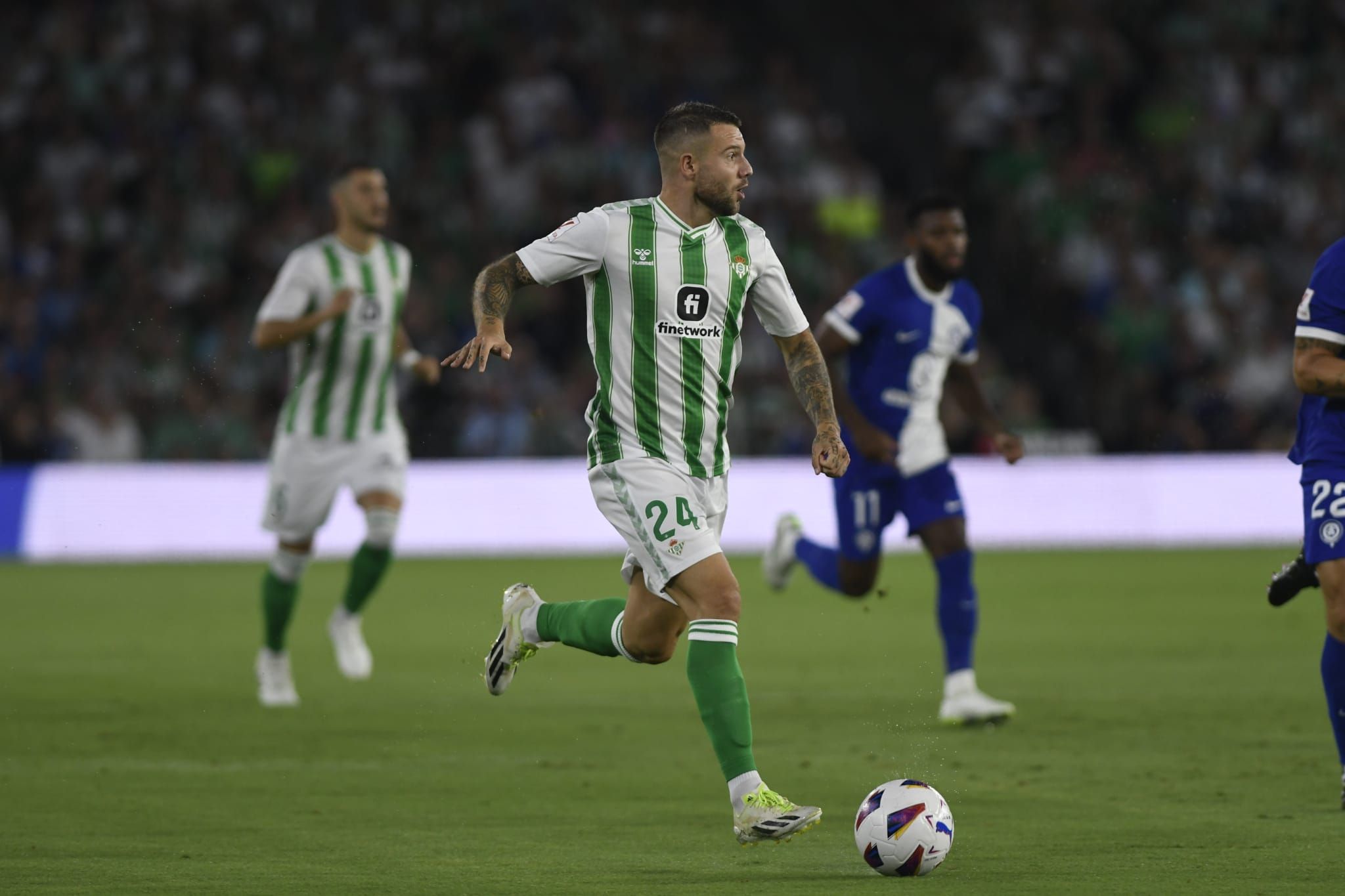 Aitor Ruibal, futbolista del Real Betis, conduce la pelota