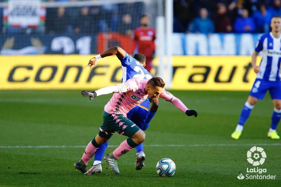  Andrés Guardado con la pelota.