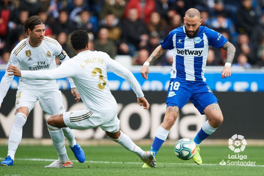  Aleix Vidal y Militao, en el Alavés-Real Madrid (Vía LaLiga).