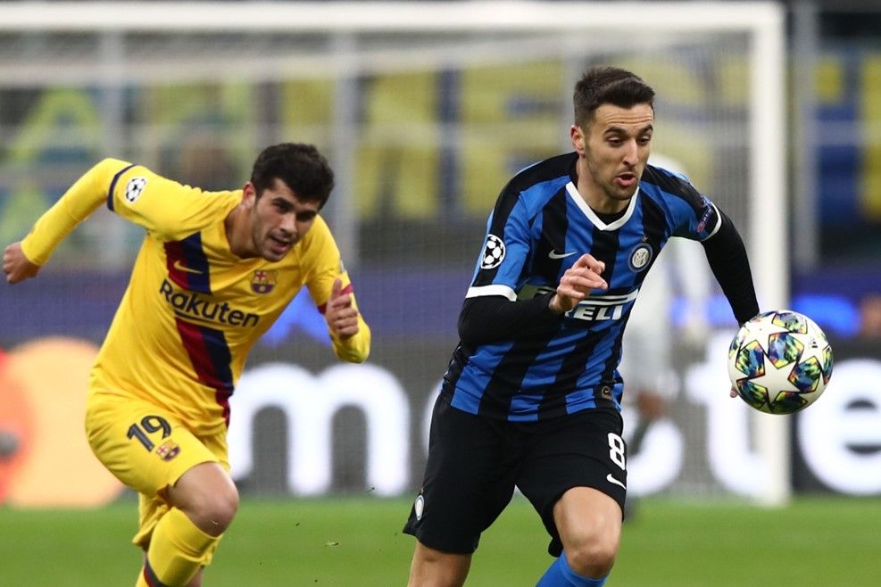 Aleñá persigue un balón ante Matías Vecino.